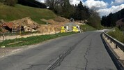 Neben der B99 finden Arbeiten statt. Kraftwerk entsteht.
