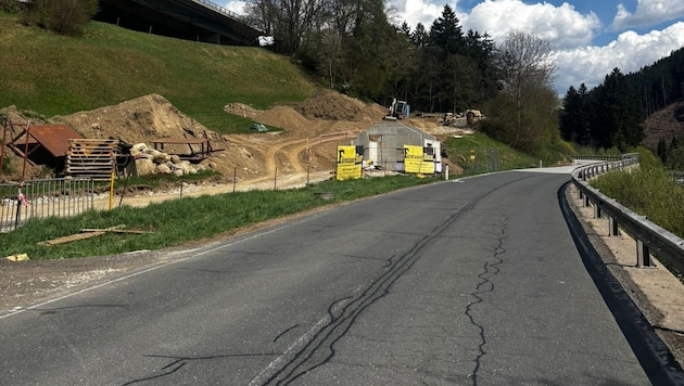 Neben der B99 finden Arbeiten statt. Kraftwerk entsteht.