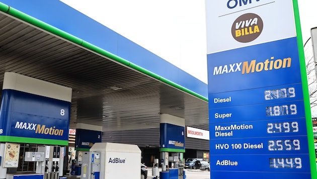 Die Spritpreisbremse hat die Preisexplosion an den Tankstellen tatsächlich um zehn bis 13 Cent ...