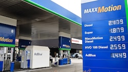 Die Spritpreisbremse hat die Preisexplosion an den Tankstellen tatsächlich um zehn bis 13 Cent ...
