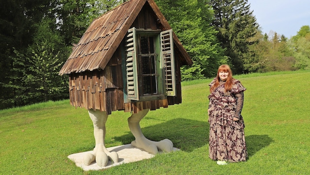 Bad Ischl: Jakob Lena Knebl und das Haus auf Hühnerbeinen.