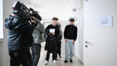 Der junge Angeklagte (li.) vor seinem Prozess in Wels