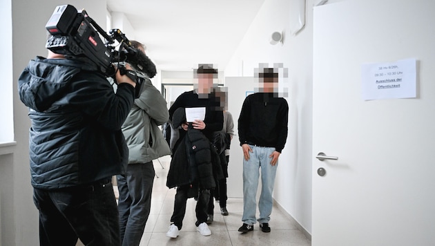 Der junge Angeklagte (li.) vor seinem Prozess in Wels