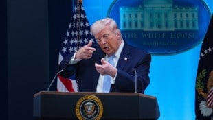 US-Präsident Donald Trump tut Anfang April so, als würde er mit einem Gewehr zielen, während er ...