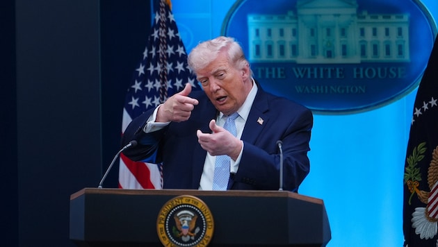 US-Präsident Donald Trump tut Anfang April so, als würde er mit einem Gewehr zielen, während er ...