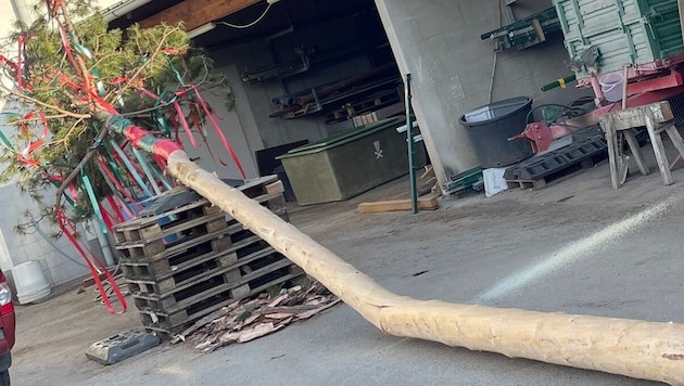 Der Maibaum wurde zersägt.