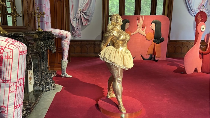 Die Tänzerin, eine Hexe – beide tragen die Gesichtszüge der Künstlerin