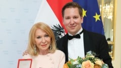 Die neue Ehrenzeichen-Trägerin Gerda Rogers mit Manager und Wegbegleiter Clemens Trischler.