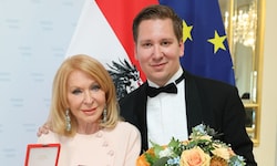 Die neue Ehrenzeichen-Trägerin Gerda Rogers mit Manager und Wegbegleiter Clemens Trischler.