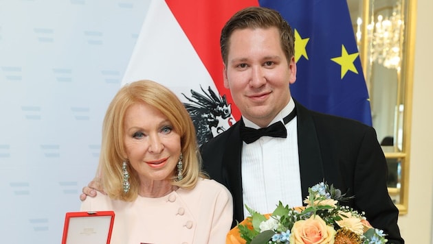 Die neue Ehrenzeichen-Trägerin Gerda Rogers mit Manager und Wegbegleiter Clemens Trischler.
