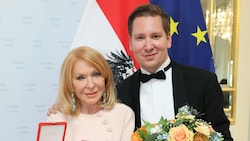 Die neue Ehrenzeichen-Trägerin Gerda Rogers mit Manager und Wegbegleiter Clemens Trischler.