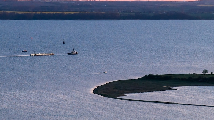 Der Wal startete in seinem „Wassertaxi“ in Richtung Nordsee los.