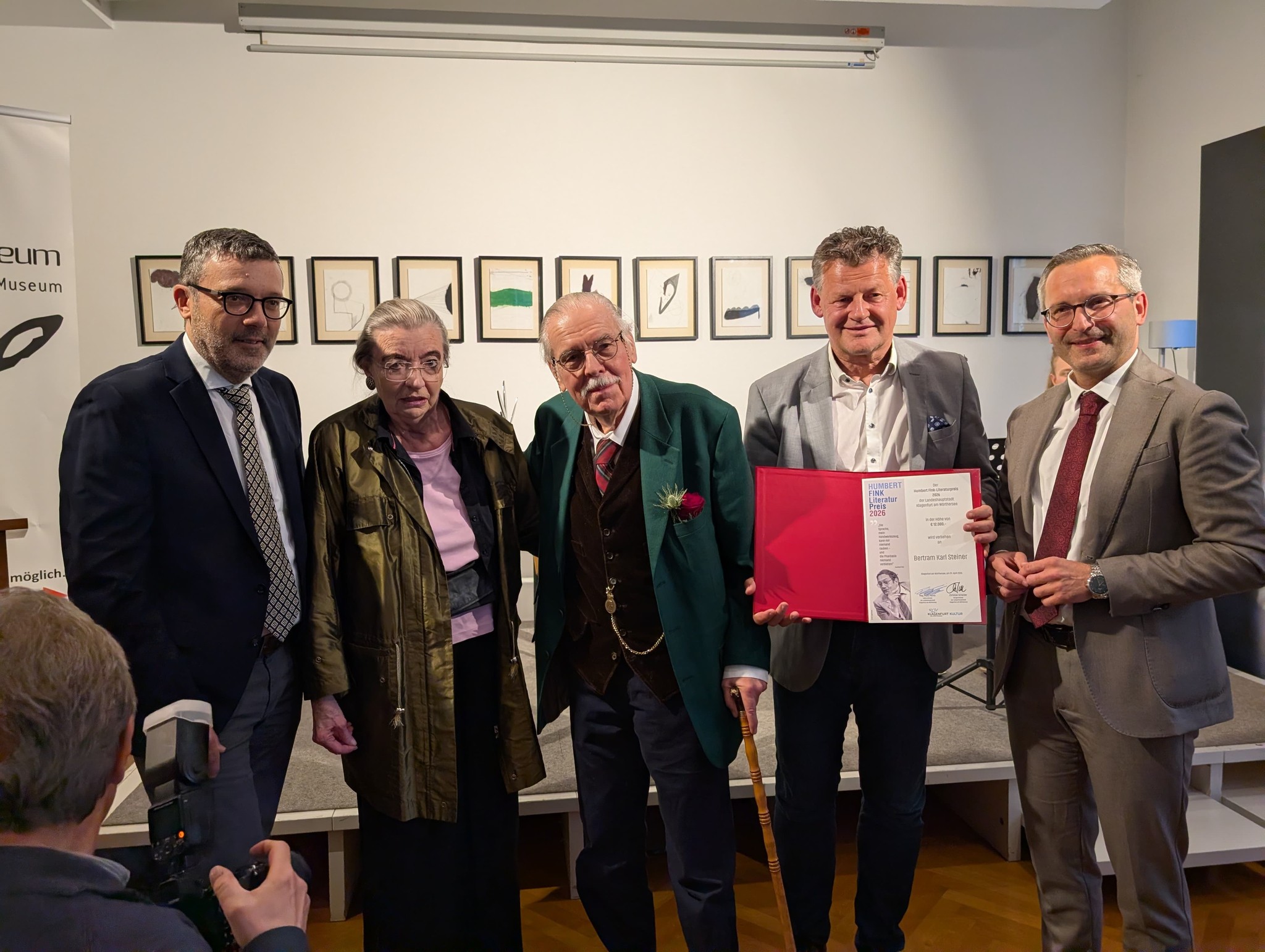 Bertram Karl Steiner mit Ulrike Fink, flankiert von Gemeinderat Manfred Jantscher, Bürgermesiter ...
