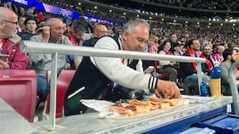 Bei ihm läuft es wie geschmiert. Ein Fan macht sich im Stadion bei Atlético Madrid gegen Arsenal ...