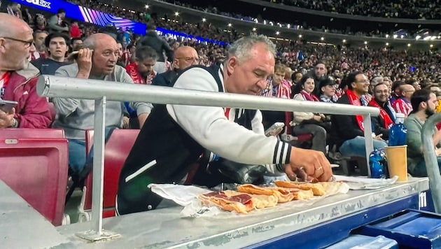 Bei ihm läuft es wie geschmiert. Ein Fan macht sich im Stadion bei Atlético Madrid gegen Arsenal ...