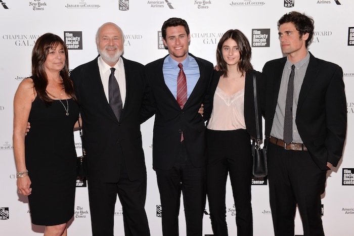 Rob Reiner (zweiter von links) posiert mit seiner Frau Michele (links) und seinen Kindern Jake ...