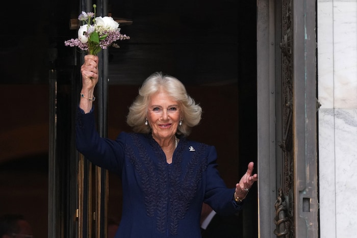 Queen Camilla verlässt die Library mit einem Blumenstrauß. Ob sie ihn gleich in die Menge wirft?