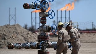 Arbeiter auf einem Ölfeld in Irak, dessen Exporte derzeit nicht die Straße von Hormuz passieren ...