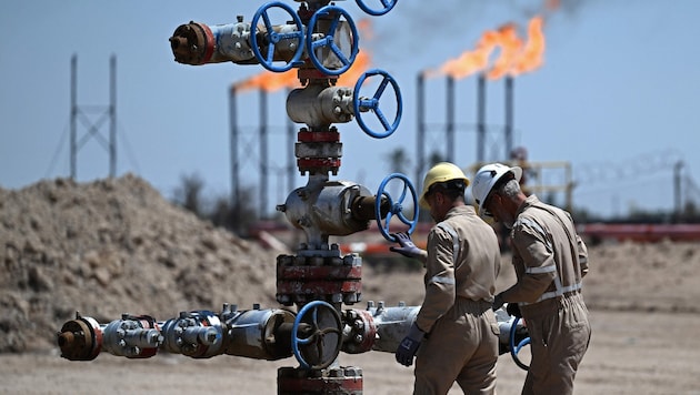 Arbeiter auf einem Ölfeld in Irak, dessen Exporte derzeit nicht die Straße von Hormuz passieren ...