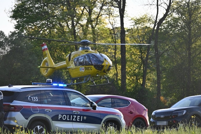 Das zweite Mädchen wurde schwer verletzt mit dem Notarzt-Hubschrauber ins Spital gebracht.