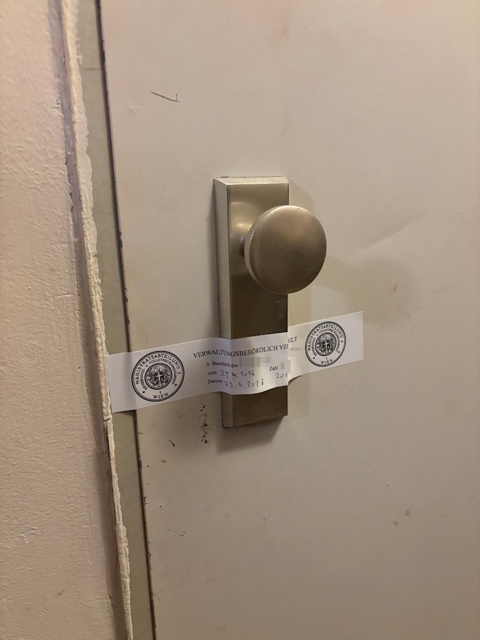 Auch die Eingangstüre wurde behördlich verplombt.