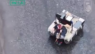 Der aus einem mehrere Kilometer entfernten Bunker gesteuerte Roboter brachte die Frau in ...