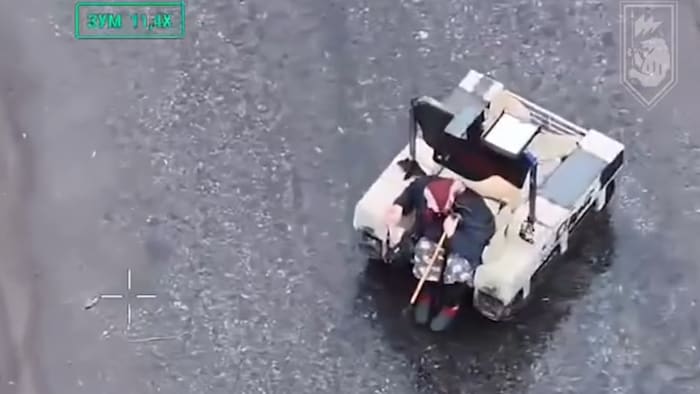 Der aus einem mehrere Kilometer entfernten Bunker gesteuerte Roboter brachte die Frau in ...