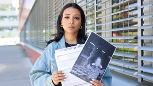 Mutter Jasmin Abd Elsamia mit den Gerichtsentscheidungen und dem Foto, auf dem ihr Sohn Hamza ...