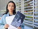 Mutter Jasmin Abd Elsamia mit den Gerichtsentscheidungen und dem Foto, auf dem ihr Sohn Hamza ...