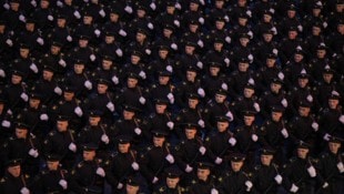 Vor allem junge Männer folgen dem Geld und verpflichten sich für den Krieg.