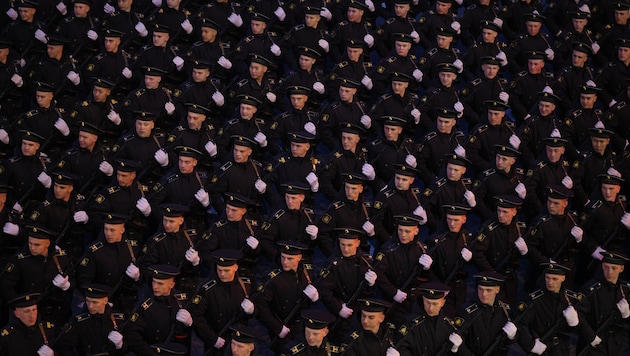 Vor allem junge Männer folgen dem Geld und verpflichten sich für den Krieg.