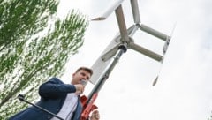 Der acht Meter hohe Prototyp wurde von jungen HTL-Absolventen kreiert. Im Bild Mitgründer ...