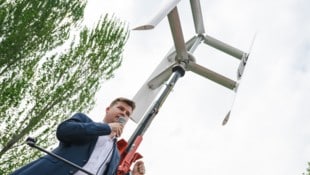 Der acht Meter hohe Prototyp wurde von jungen HTL-Absolventen kreiert. Im Bild Mitgründer ...