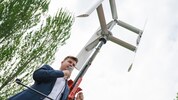 Der acht Meter hohe Prototyp wurde von jungen HTL-Absolventen kreiert. Im Bild Mitgründer ...