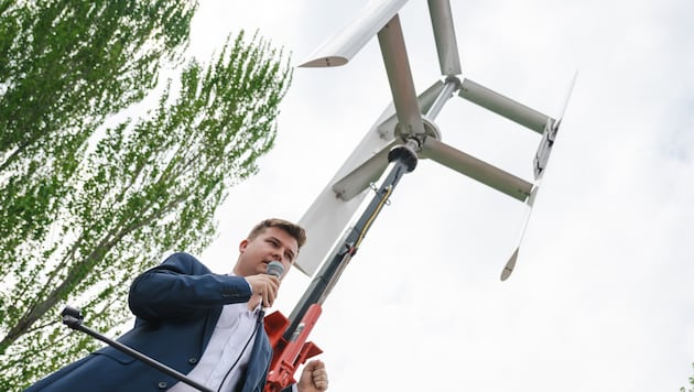 Der acht Meter hohe Prototyp wurde von jungen HTL-Absolventen kreiert. Im Bild Mitgründer ...