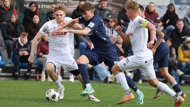 Auf Tirols Fußballplätzen geht es wieder heiß her.