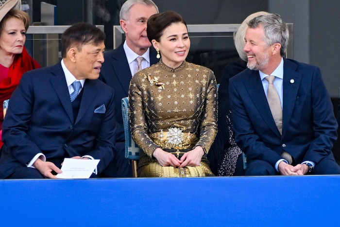 Der thailändische König Rama X. (Maha Vajiralongkorn, links) und seine Gattin Suthida ...