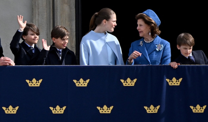 Prinzessin Estelle und ihre Großmutter sprechen miteinander.