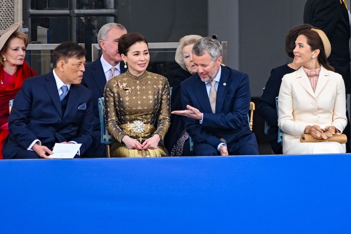 Der thailändische König Rama X. (Maha Vajiralongkorn, links), Gattin Suthida Vajiralongkorn ...