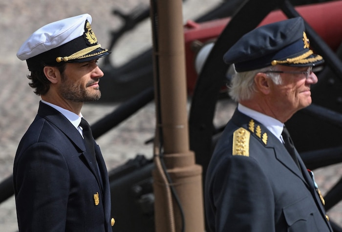 König Carl XVI. Gustaf (rechts) steht vor seinem Sohn, Prinz Carl Philip von Schweden (links)