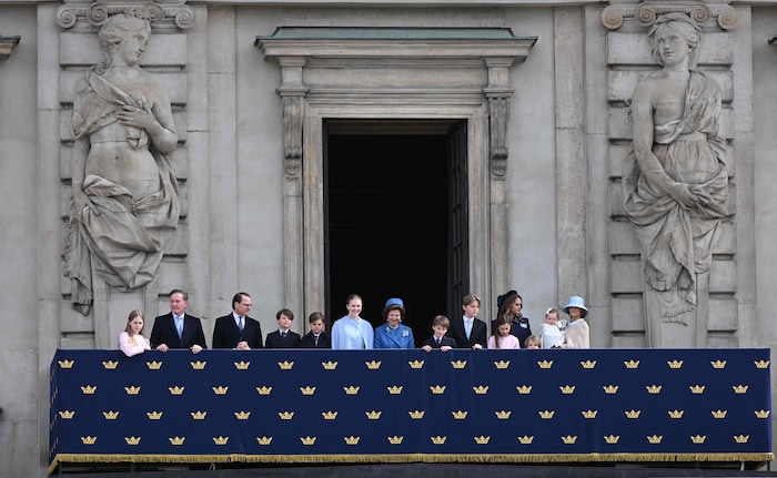 Mitglieder der schwedischen Königsfamilie, darunter Königin Silvia von Schweden (Mitte rechts) ...