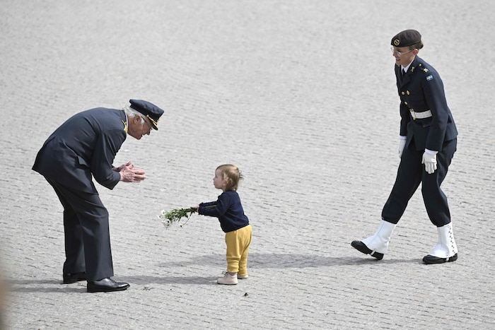 Während der Zeremonie vor dem Königspalast nimmt der Könik dutzende Blumensträuße von Kindern ...