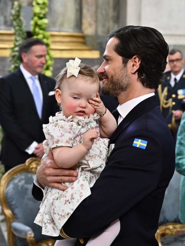 In ihrem Blümchenkleid sah sie einfach entzückend aus.