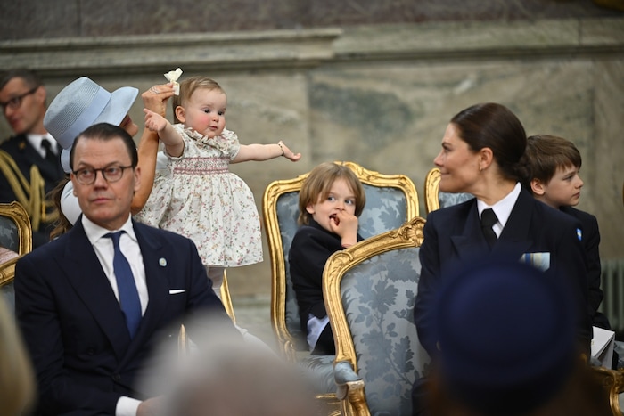 Während ihre Mama, Prinzessin Sofia in der Kirche ihr Schleifchen richtete, begrüßte Prinzessin ...