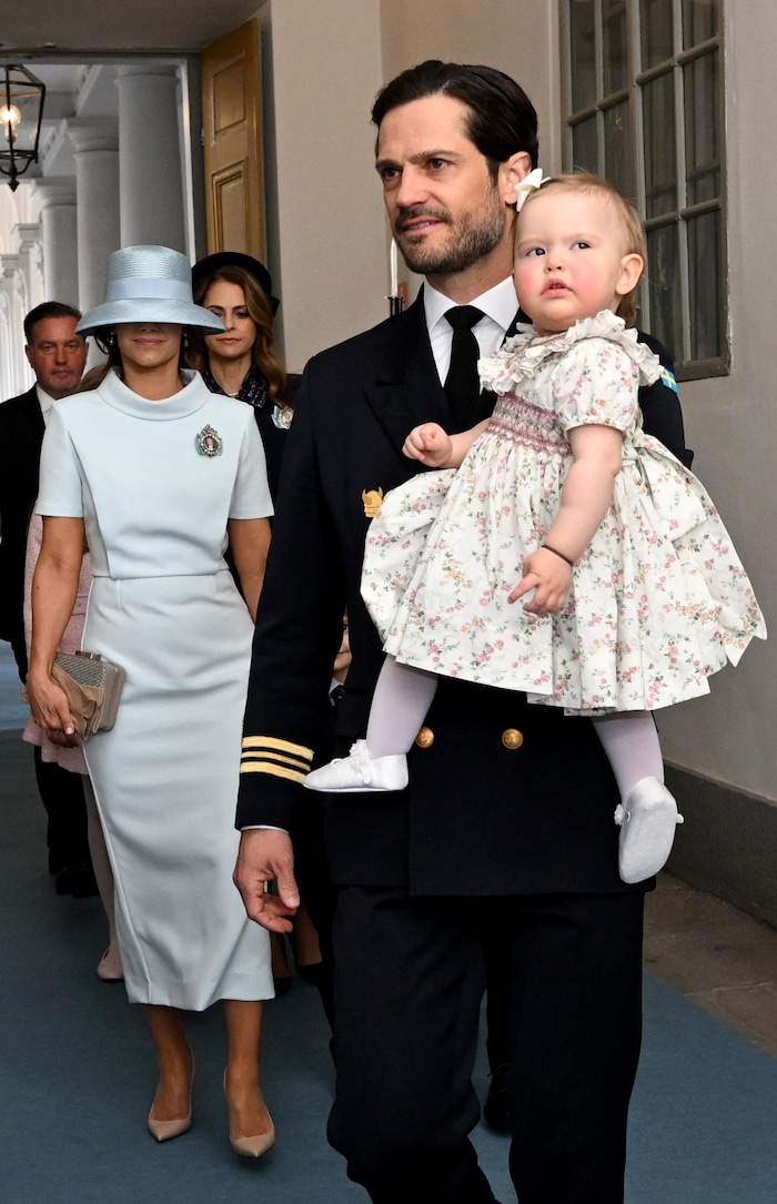 Prinzessin Ines, der Star der Feierlichkeiten, am Arm von Papa Carl Philip auf dem Weg zum ...