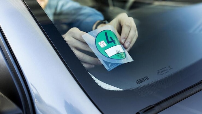 Auf der deutschen Umweltplakette muss vor dem Aufkleben das Kennzeichen eingetragen werden.
