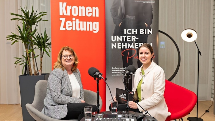 Podcast-Host Lisa Sigl (re.) mit Gabriele Leidinger