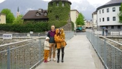 Die ersten Überquerer des Iselstegs nach der offiziellen Eröffnung waren Valentina (7) und Ayden ...