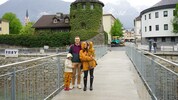 Die ersten Überquerer des Iselstegs nach der offiziellen Eröffnung waren Valentina (7) und Ayden ...