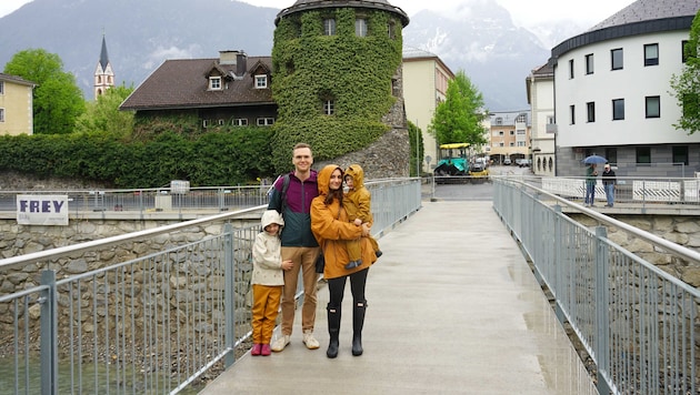 Die ersten Überquerer des Iselstegs nach der offiziellen Eröffnung waren Valentina (7) und Ayden ...